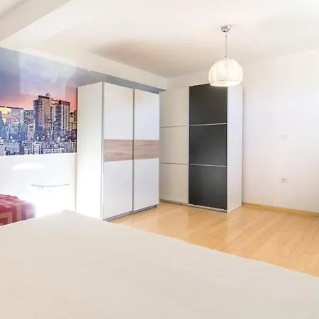 Garden 85 M2 Private Entrance & 100 M2 Terrace Apartamento Pula